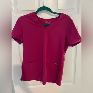Figs casma 3 pocket scrub top in XS raspberry sorbet